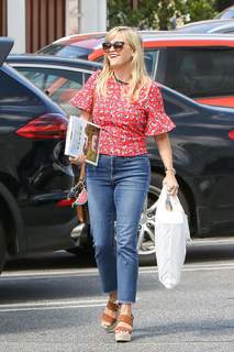 Reese Witherspoon feet photo thumbnail