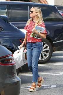 Reese Witherspoon feet photo thumbnail