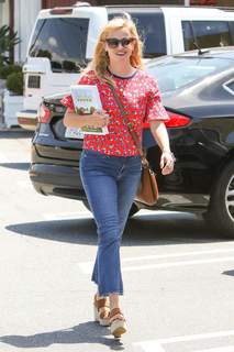 Reese Witherspoon feet photo thumbnail