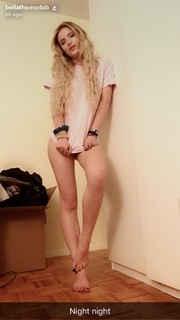 Bella Thorne feet photo thumbnail