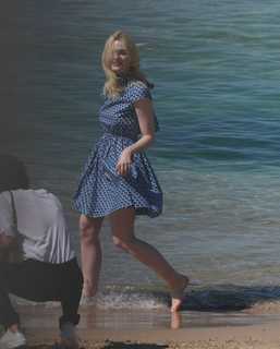 Elle Fanning feet photo thumbnail