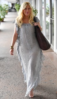Tori Spelling feet photo thumbnail