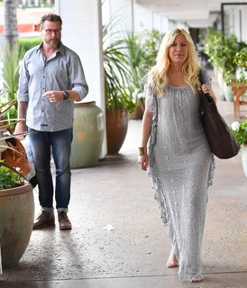 Tori Spelling feet photo thumbnail