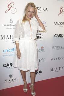 Pamela Anderson feet photo thumbnail