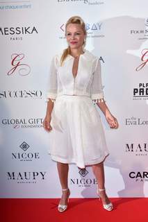 Pamela Anderson feet photo thumbnail