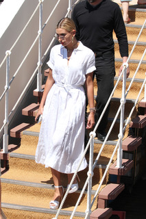 Hailey Bieber feet photo thumbnail