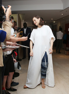 Marion Cotillard feet photo thumbnail