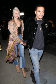 Ashlee Simpson feet photo thumbnail