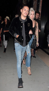 Ashlee Simpson feet photo thumbnail