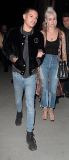 Ashlee Simpson feet photo thumbnail
