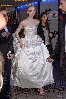 Elle Fanning feet photo thumbnail