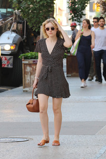 Dakota Fanning feet photo thumbnail