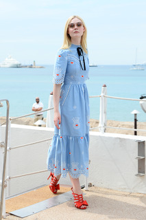 Elle Fanning feet photo thumbnail