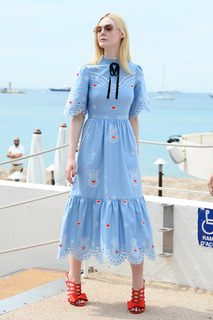 Elle Fanning feet photo thumbnail