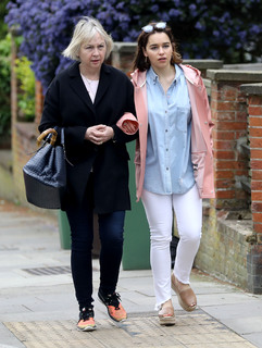 Emilia Clarke feet photo thumbnail