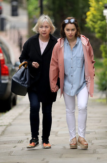 Emilia Clarke feet photo thumbnail