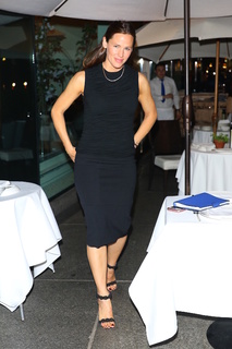 Jennifer Garner feet photo thumbnail