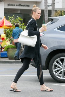 Paige Butcher feet photo thumbnail