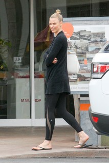 Paige Butcher feet photo thumbnail