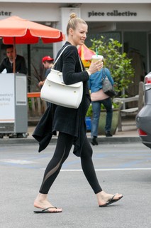 Paige Butcher feet photo thumbnail