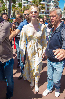 Elle Fanning feet photo thumbnail