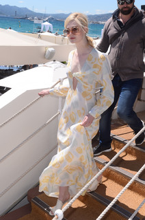 Elle Fanning feet photo thumbnail