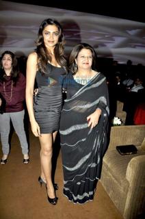 Deepika Padukone feet photo thumbnail