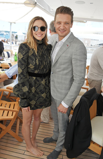 Elizabeth Olsen feet photo thumbnail