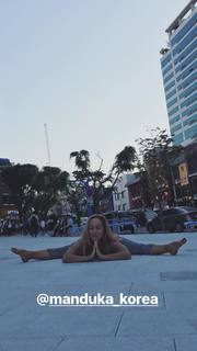 Kino MacGregor feet photo thumbnail
