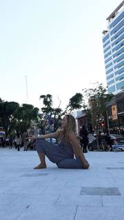 Kino MacGregor feet photo thumbnail