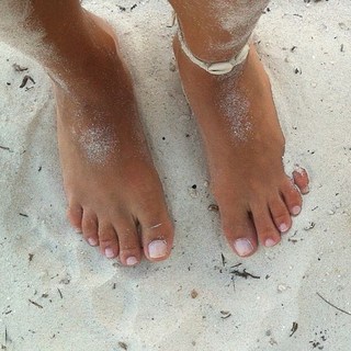 Isis Valverde feet photo thumbnail