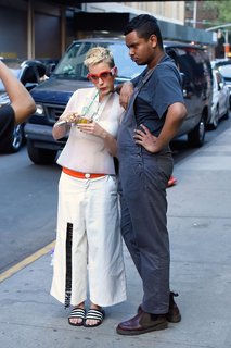 Katy Perry feet photo thumbnail