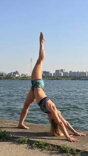 Kino MacGregor feet photo thumbnail