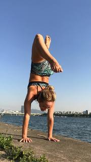 Kino MacGregor feet photo thumbnail