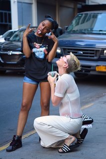 Katy Perry feet photo thumbnail