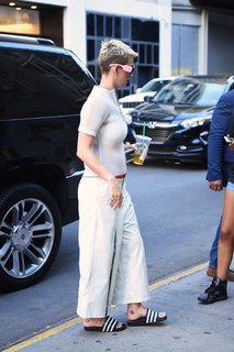 Katy Perry feet photo thumbnail