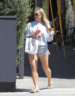 Hilary Duff feet photo thumbnail