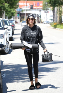 Lisa Rinna feet photo thumbnail