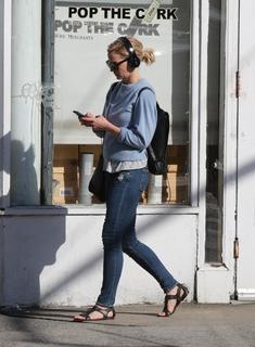 Jennifer Morrison feet photo thumbnail