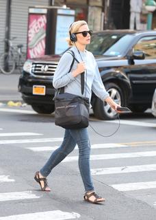 Jennifer Morrison feet photo thumbnail