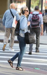 Jennifer Morrison feet photo thumbnail