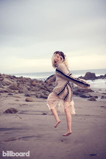 Miley Cyrus feet photo thumbnail