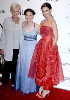 Katie Holmes feet photo thumbnail