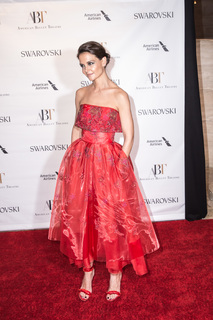 Katie Holmes feet photo thumbnail