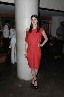 Alexandra Daddario feet photo thumbnail