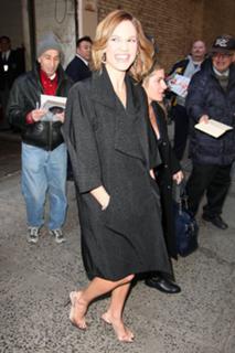 Hilary Swank feet photo thumbnail