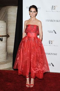 Katie Holmes feet photo thumbnail