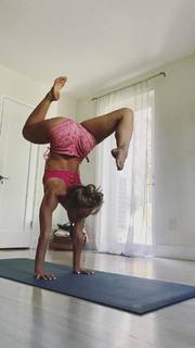 Kino MacGregor feet photo thumbnail