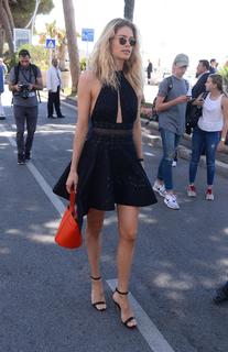 Doutzen Kroes feet photo thumbnail