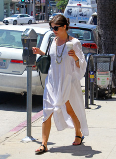 Selma Blair feet photo thumbnail